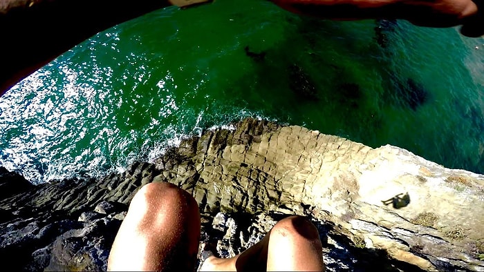 Kayalıklara Paralel Atlayarak Ölüme Meydan Okuyan Gözüpek Adam