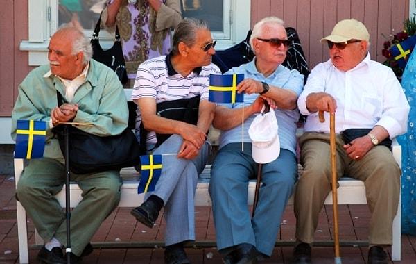 Örneğin İsveç'in batısındaki bir yaşlılar evinde, 80 hemşirenin iş saatleri 2 yıllık deneme programı çerçevesinde 6 saate çekildi.