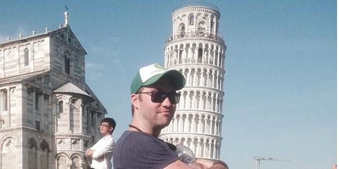 Pisa Kulesi'nin Yakınında Fotoğraf Çeken Turistleri Trolleyen Çılgın Adam