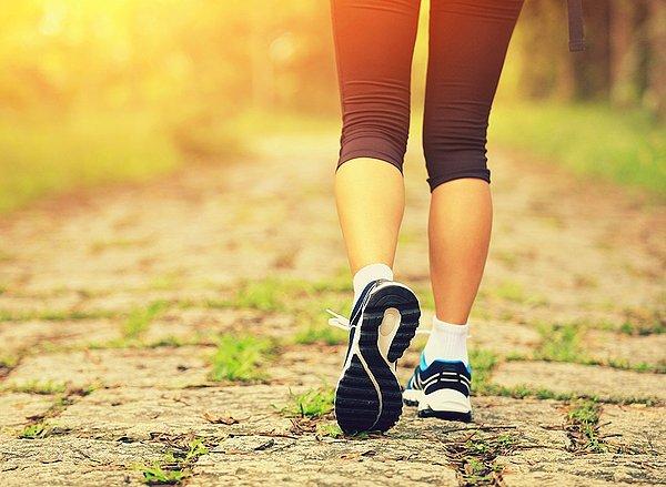 9. Çalışmaya başlamadan önce 15-20 dakikalık bir yürüyüş, kan akışını hızlandıracağından beynin daha iyi çalışmasına yardımcı olur.