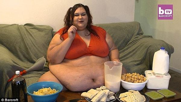 Monica tüm gününü koltukta oturup kilo almaya çalışarak geçiriyor.