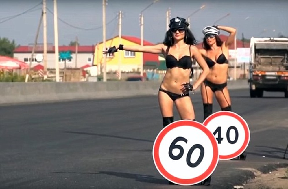 Увидев этих девушек на дороге, любой водитель захочет снизить скорость