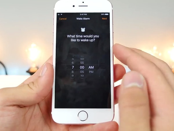 7. В будильник добавили новые функции: теперь он меняет тему на темную и может уведомлять вас когда пора ложится отдыхать