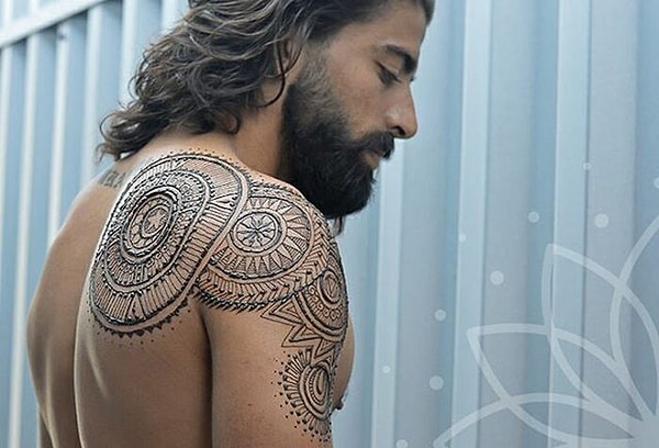 1. Замысловатым узором можно украсить плечо....