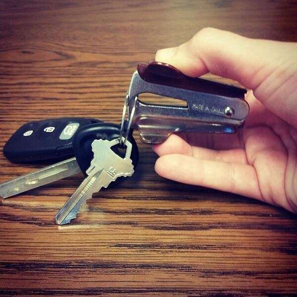 9. Используйте антистеплер, чтобы легко раскрыть кольцо для ключей