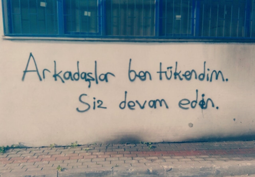 İşte Bu Kadar Yalnızız: Dinleyecek Biri Olmayınca Çaresizliğini Duvarlara Anlatan 32 Kişi