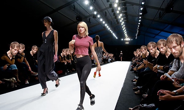 6. Вы пристально всматриваетесь ей в лицо.