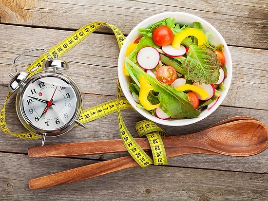 'Akşam 7'den Sonra Yemeyin' Diyen Türk Doktorun Çalışması İngiliz Basınına Manşet Oldu