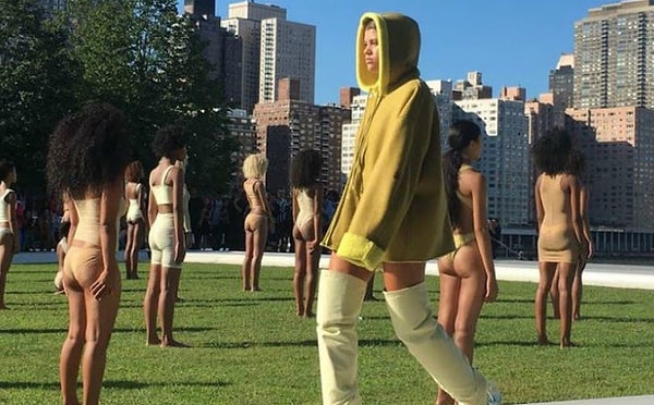 5. Канье Уэст начал показ позже назначенного времени. В результате, стоявшие на солнцепеке модели выглядели усталыми и измученными.