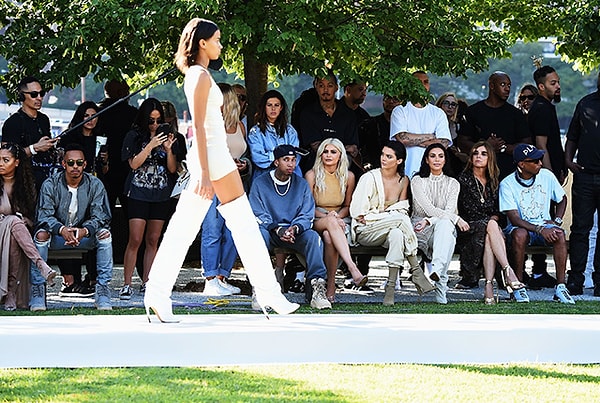 6. Моделям, что дефилировали по подиуму, тоже пришлось несладко: они подворачивали ноги из-за неудобной обуви.