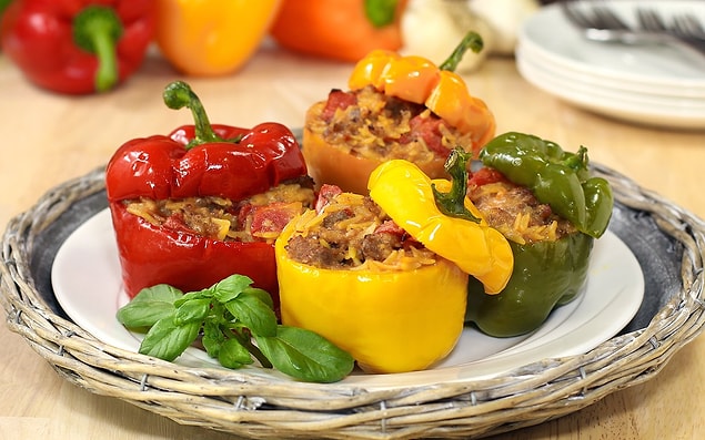 4. Biberleri sen ayıkla, düdüklü hemen pişirecek.