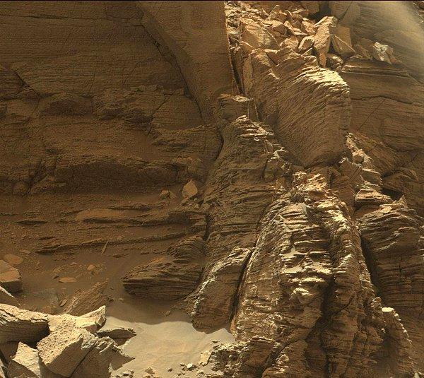 Curiosity'nin yakın plandan çektiği bu fotoğrafta, jeolojik katmanlar net olarak görülebiliyor.
