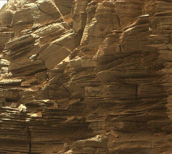 Bu yakın plan fotoğrafta Mars'taki kayaç yapısı ve milyonlarca yıl içerisinde oluşmuş jeolojik katmanlar net olarak görülebiliyor.