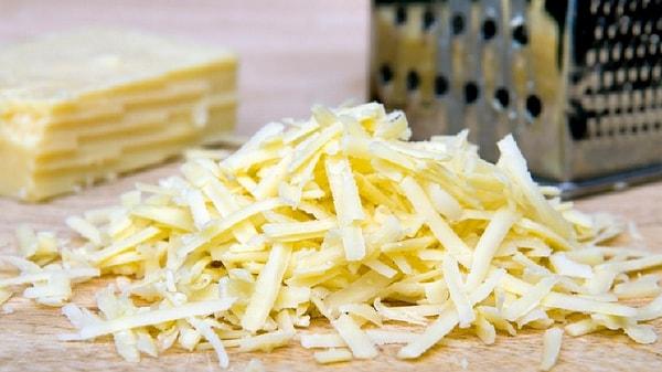 7. Üşenmeyin, peynirinizi mutlaka kendiniz rendeleyin.