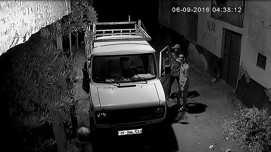 Adana'da Kamyonet Çalan Hırsız, Güvenlik Kamerasını Görünce Dans Etti