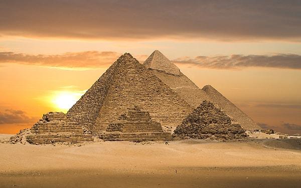 3. Dünya üzerindeki son mamut öldüğünde, piramitler 1000 yaşındaydı.