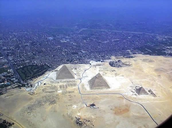 5. Eğer gidip görmediyseniz ve yalnızca resimlerden tanıdıysanız, Giza piramitlerinin bir çölün ortasında yer aldığını düşünüyor olabilirsiniz. Ancak onlar aslında Giza şehrinin hemen yanında bulunmaktadır.