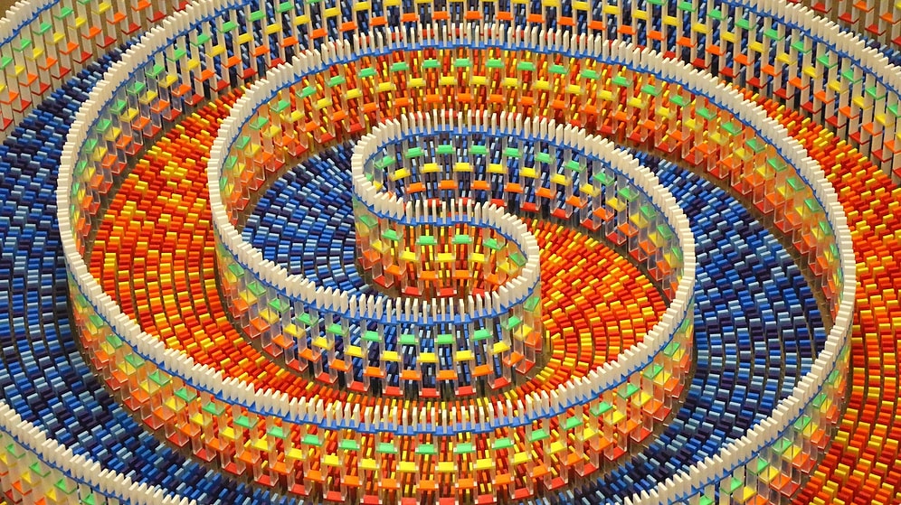 15.000 Parçadan Oluşan 3 Katlı Spiral Domino