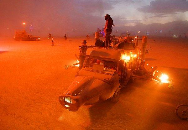 4. Black Rock Çölü'nde 30.su düzenlenen Burning Man festivali için dünyanın her yerinden bir araya gelen yaklaşık 70.000 kişi "Mutant" araçlarının yönünü Nevada Çölü'ne çevirdiler.