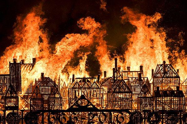 7. Büyük Londra yangınının anısına oluşturulan 120 metre uzunluğundaki ahşap model, Thames Nehri üzerinde yakıldı.