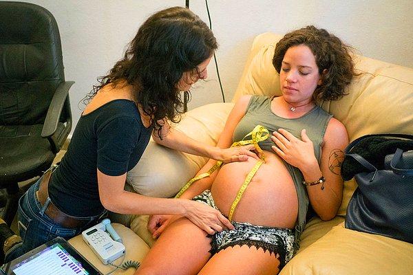 16. 7 aylık hamile iken Zika tanısı konulan 34 yaşındaki Coraliz Dones, Portoriko'da bir doğum danışmanını ziyaret ediyor.