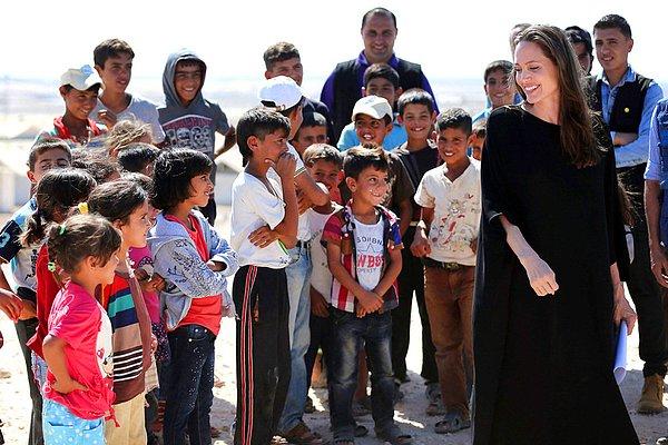 17. Oyuncu ve Birleşmiş Milletler elçisi olan Angelina Jolie, Suriye'deki savaş mağduru çocuklarla bir araya geldi. Uluslararası bazda bir çağrı yaparak, Suriye'deki savaşın son bulmasını ve sığınmacılara verilen desteğin artmasını istedi.