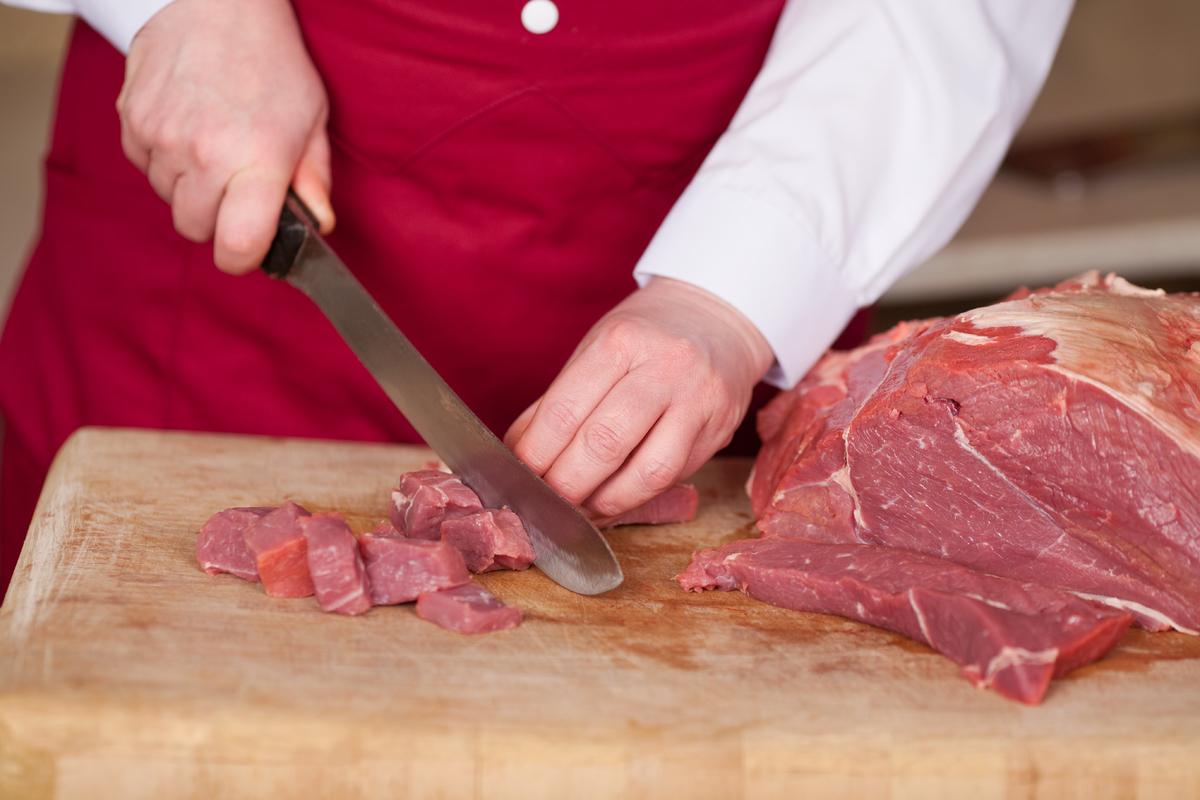 Meat cutting. Нарезанное мясо. Нарезанное мясо на доске. Нож для мяса.