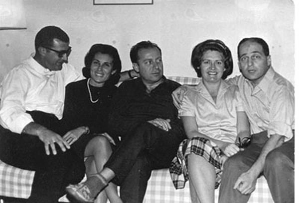 İshak Alaton 2 Eylül 1927 tarihinde, Yahudi asıllı bir ailenin ortanca çocuğu olarak İstanbul’da dünyaya geldi.