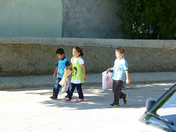 5. Dışarıya çıktığında belki 3-5 tane çocuk görürsün ellerinde boş şeker torbalarıyla. Ziline bastıkları evin kapısını açacak kimse yoktur çünkü.