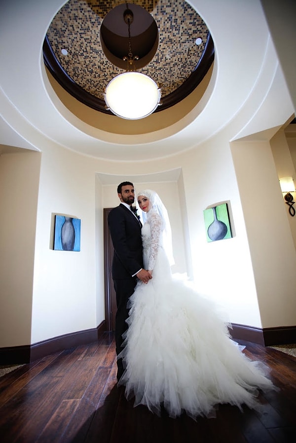 1. Хиджаб может успешно дополнить свадебное платье любого фасона