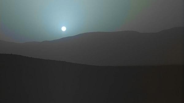 2. Mars gezegeninde gün batımı mavi renkte görünmektedir.