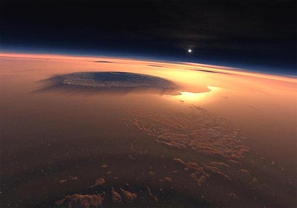 4. Mars'ta bulunan Olimpos Dağı, 22 kilometrelik yüksekliği ile Güneş Sistemi'nin bilinen en yüksek dağıdır.