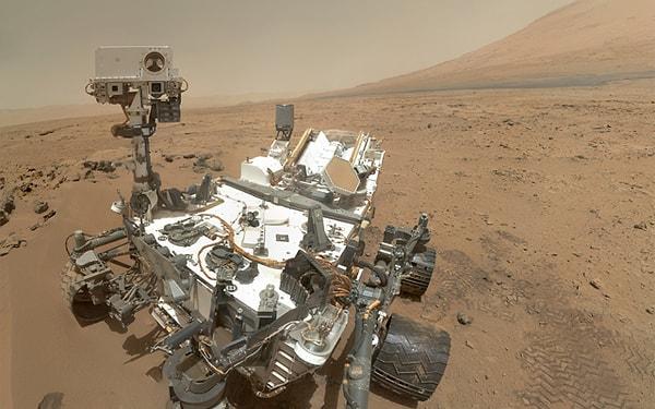 8. NASA'nın "Curiosity" isimli uzay aracı, Mars'ta bulunuşunun birinci yıl dönümünde kendisine "Mutlu Yıllar" şarkısını söylemiştir.