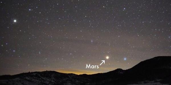 18. Dünya'dan çıplak gözle, teleskop kullanmadan görebileceğiniz beş adet gezegen vardır: Merkür, Venüs, Mars, Jüpiter ve Satürn.