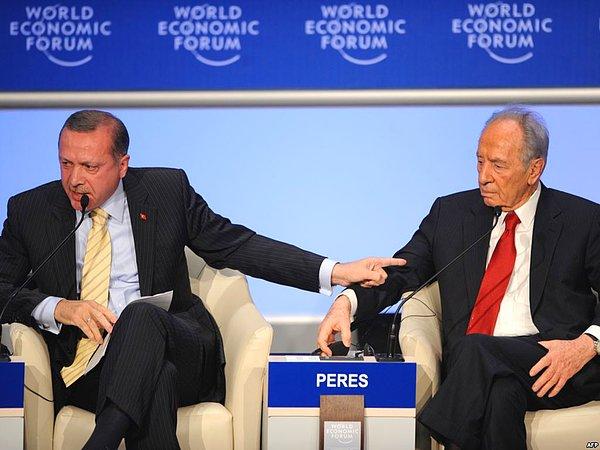Peres, 2009 Davos zirvesinde Erdoğan'ın One Minute çıkışına neden olan konuşmayı yapmasıyla Türkiye'de gündeme gelmişti