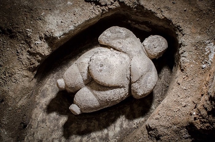 Çatalhöyük'te 'Eksiksiz ve Eşsiz' Kadın Heykelciği Bulundu