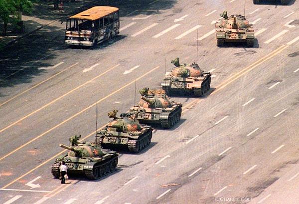 Fotoğraf Tiannanmen Meydanı'nda 1989 yılında tankların karşısında tek başına duran öğrencinin fotoğrafına benzetiliyor.