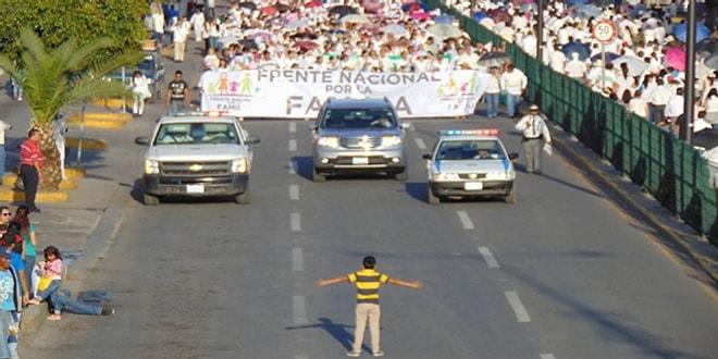 Meksika'da 11 Bin Anti-LGBT Göstericinin Karşısında Tek Başına Duran 12 Yaşındaki Çocuk
