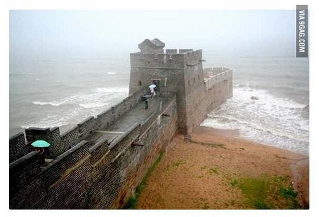 12. This is how the end of The Great Wall of China looks like...