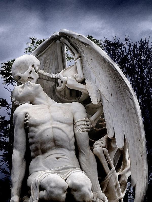 8. Dünyanın en gizemli heykeli: "Ölüm Öpücüğü", (1930)