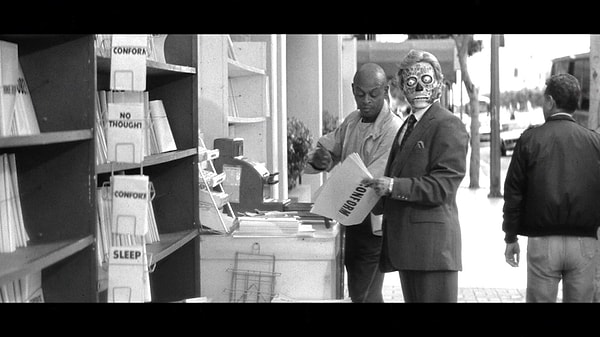 8. А теперь давайте вспомним все те странные и пугающие теории, утверждающие, что инопланетяне столетиями жили и скрывались среди нас