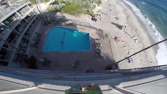 Metrelerce Yüksekten Havuza Atlayan Maceraperest Adam