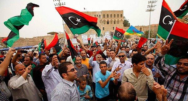 Böylece Kaddafi siyasi hayatına başladı ve Ekim 1961'de Suriye'nin Birleşik Arap Cumhuriyeti'nden ayrılmasına karşı bir gösteri düzenledi.