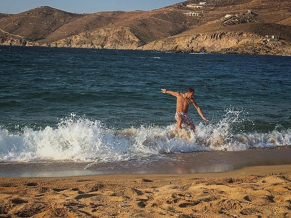 12. Yakışıklı oyuncu Kerem Bürsin, sörf gibi ama daha küçük bir board kullanılarak yapılan bir spor olan "skimboard" yaparken...