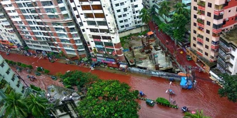 Bangladeş'te Kurban Bayramı Akşamı Yağan Yağmur Başkent Sokaklarını Kızıl Nehirlere Çevirdi