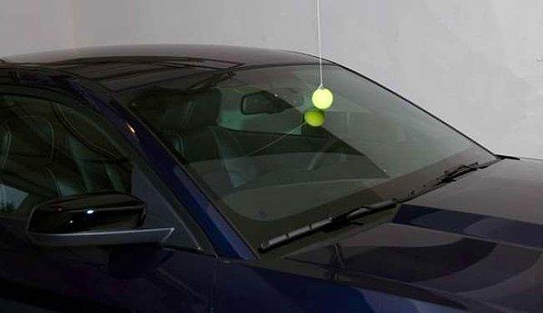 10. Evinizin kapalı garajı varsa ve park etmekte zorlanıyorsanız tavandan bir tenis topu sarkıtarak camınızdaki belirli bir işaret noktasına geldiğinde aracınızı durdurmanız gerektiğini anlarsınız.