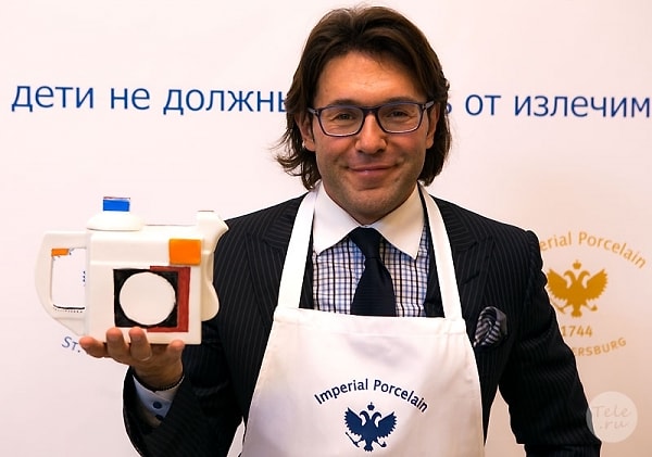 4. Первооткрыватель мастер-класса Андрей Малахов выбрал для росписи чайник, дизайн которого был создан Казимиром Малевичем.