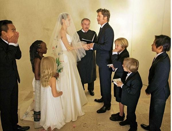 10. Yaklaşık olarak 10 yıl devam eden Anjelina Jolie - Brad Pitt aşkı 2014 yılında nikah masasındaki imza ile resmiyete taşındı.