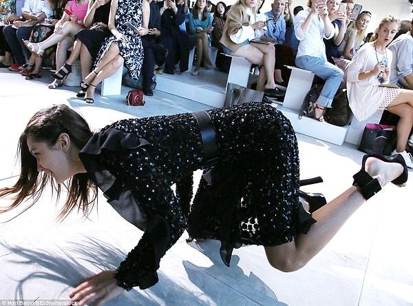 10. Ünlü model Bella Hadid podyumda yere kapaklandı, sonrasındaki profesyonel duruşu nedeniyle de herkes tarafından takdir edildi.