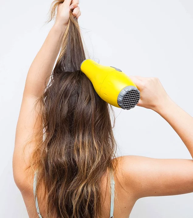 Saçlarınızı kuruturken tarak ya da fırça yerine parmaklarınızı kullanın.